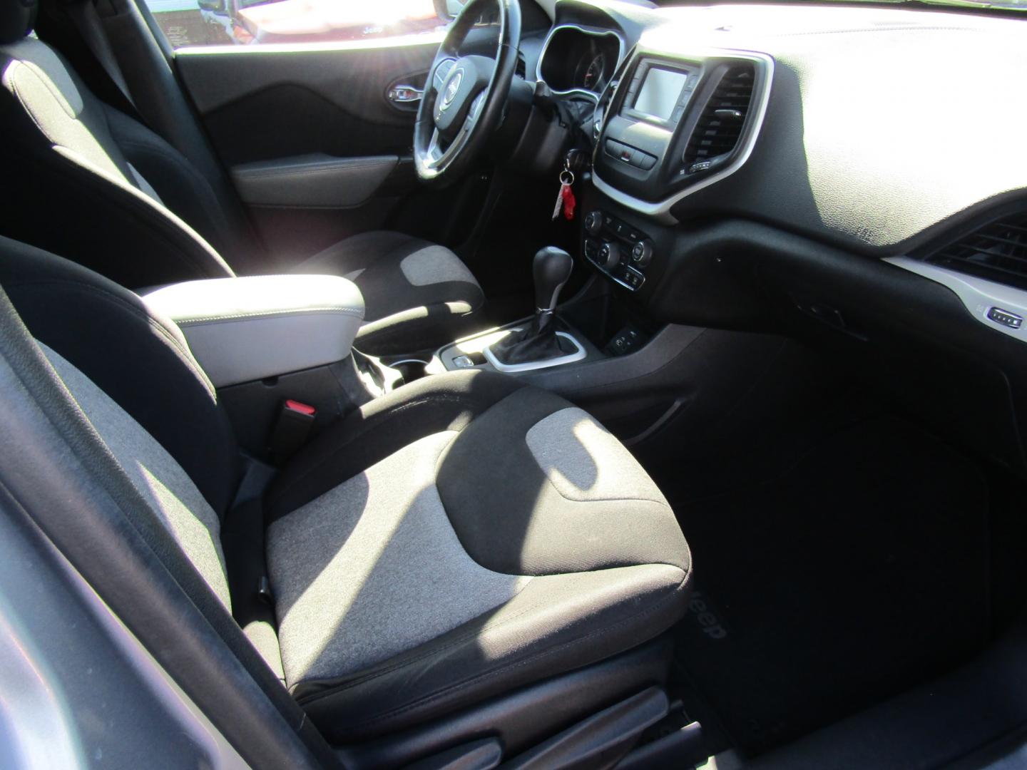 2014 Gray /Gray Jeep Cherokee Latitude FWD (1C4PJLCB2EW) with an 2.4L L4 DOHC 16V engine, Automatic transmission, located at 15016 S Hwy 231, Midland City, AL, 36350, (334) 983-3001, 31.306210, -85.495277 - Photo#9